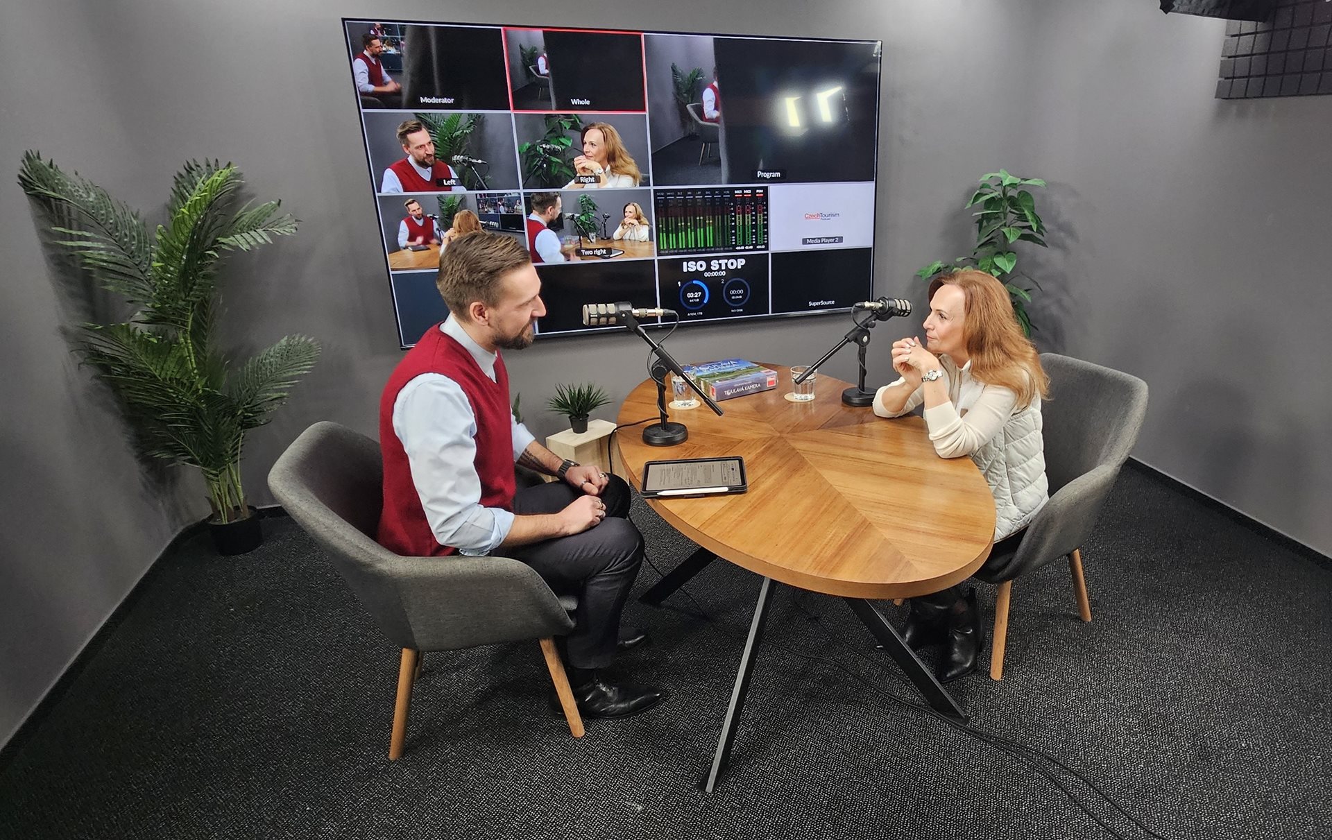 Toulavá kamera jako placená škola života i nekonečný průvodce Českem. Iveta Toušlová v podcastu SBALENO