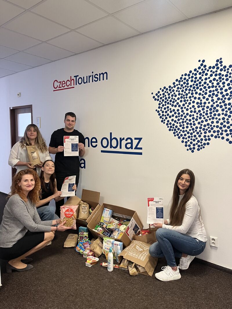 Zaměstnanci CzechTourism se zapojili do jarní Sbírky potravin