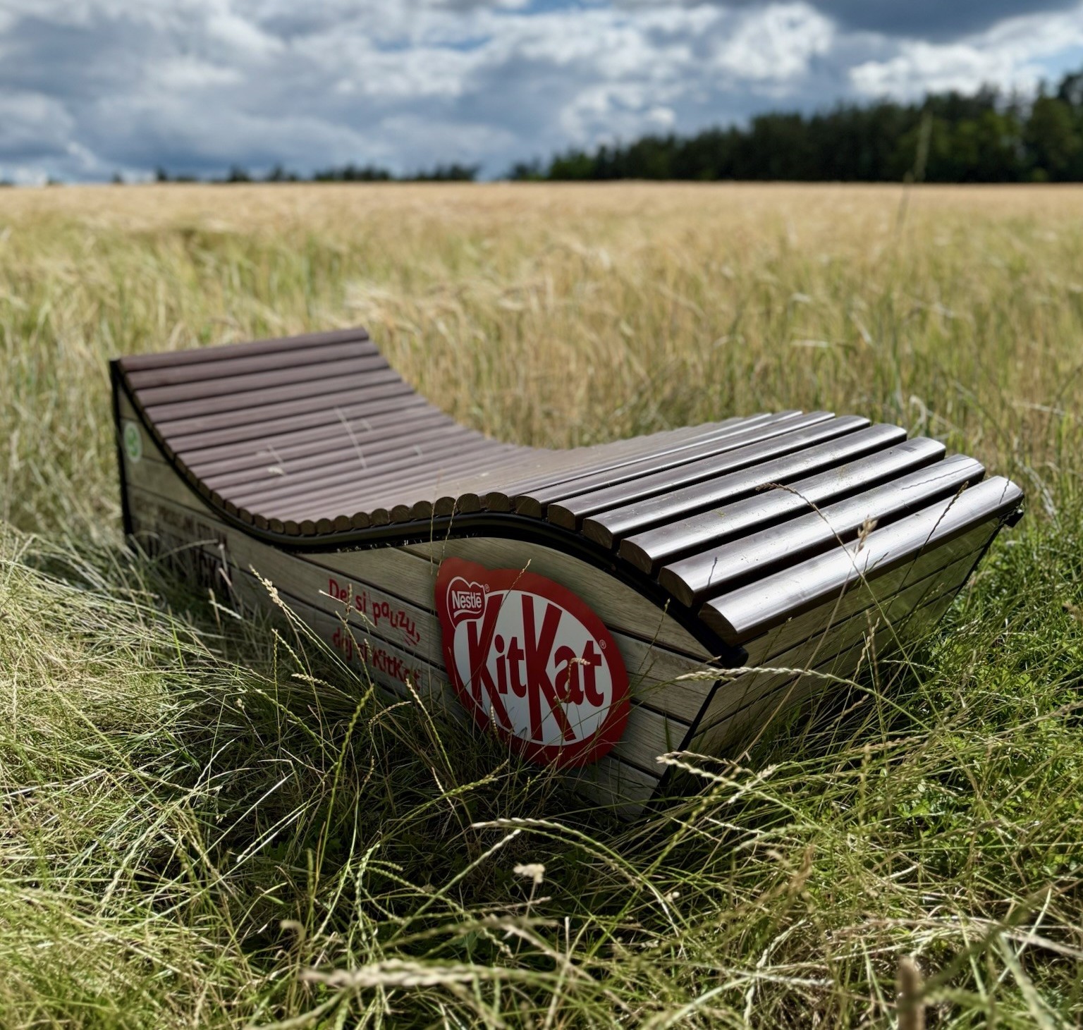 KitKat lavičky: cirkulární design oživuje turistické trasy