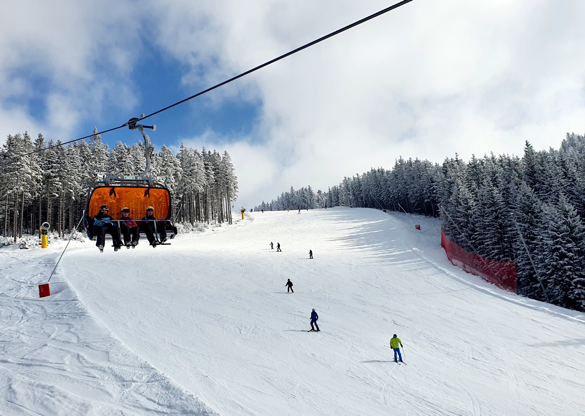 Zimní sezóna byla pro skiareály náročná, ale návštěvníci byli spokojeni