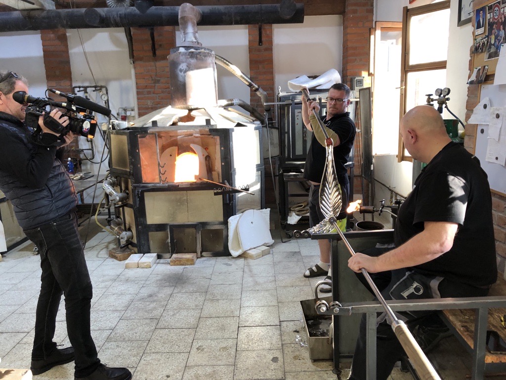 České sklo a hory ve francouzské televizi. Reportáže pro hlavní zprávy TF1 natáčí v Česku