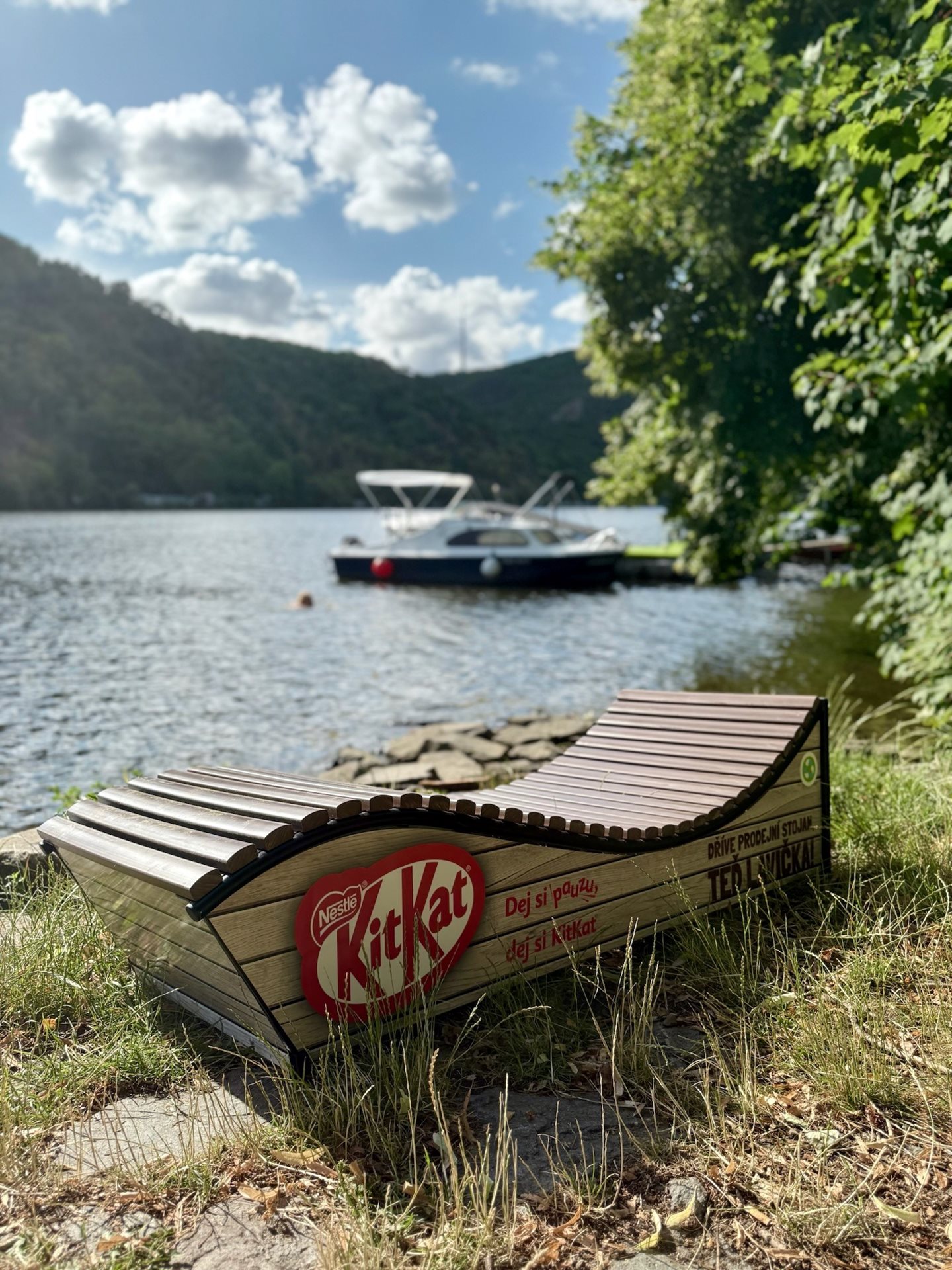 Dej si pauzu! Z prodejních stojanů se stávají KitKat lavičky