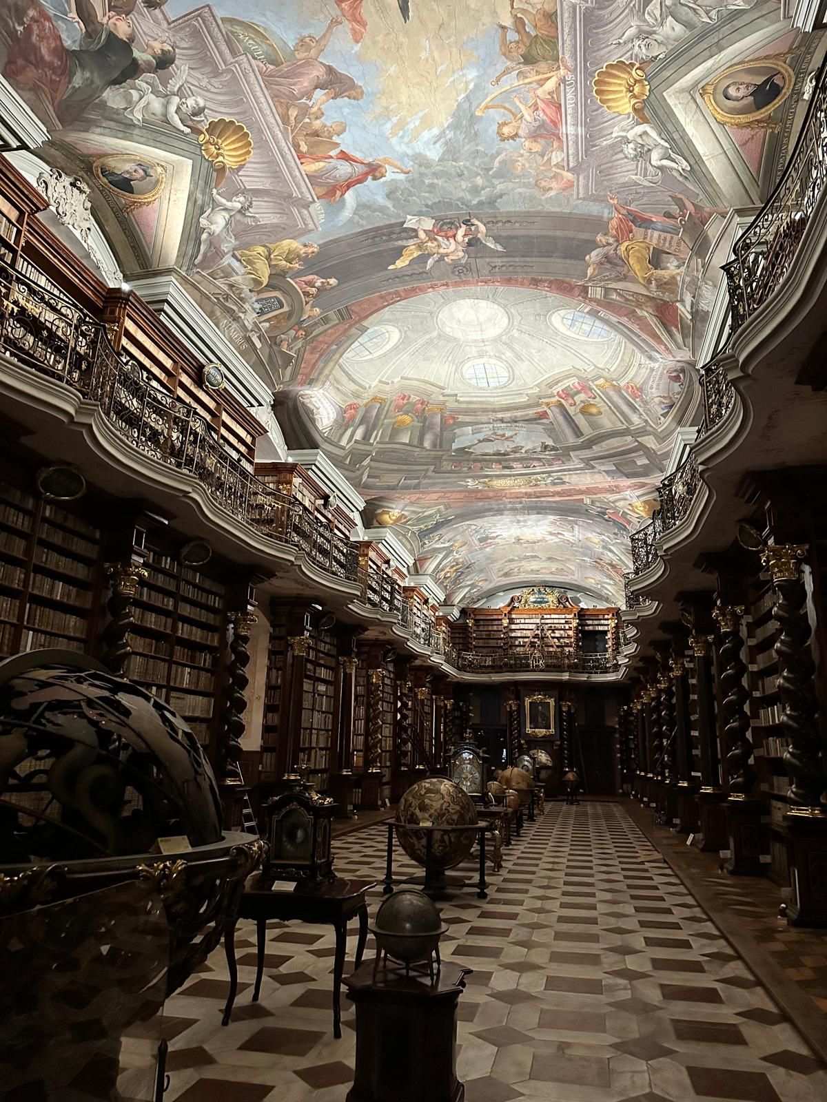 Italští influenceři navštívili Prahu po stopách nového románu Dana Browna