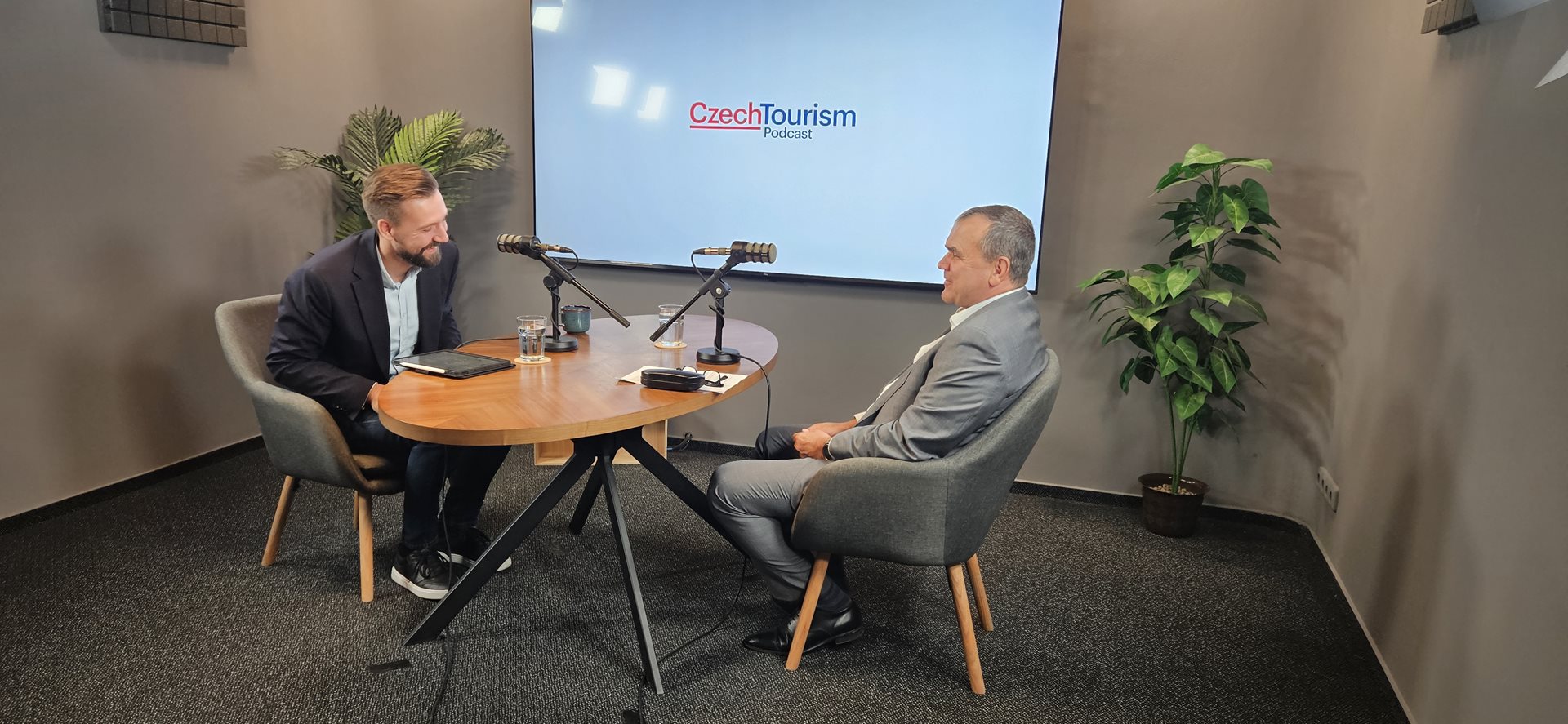 Jak funguje nebe nad Českem? O zákulisí řízení letového provozu mluví Jan Klas v podcastu SBALENO