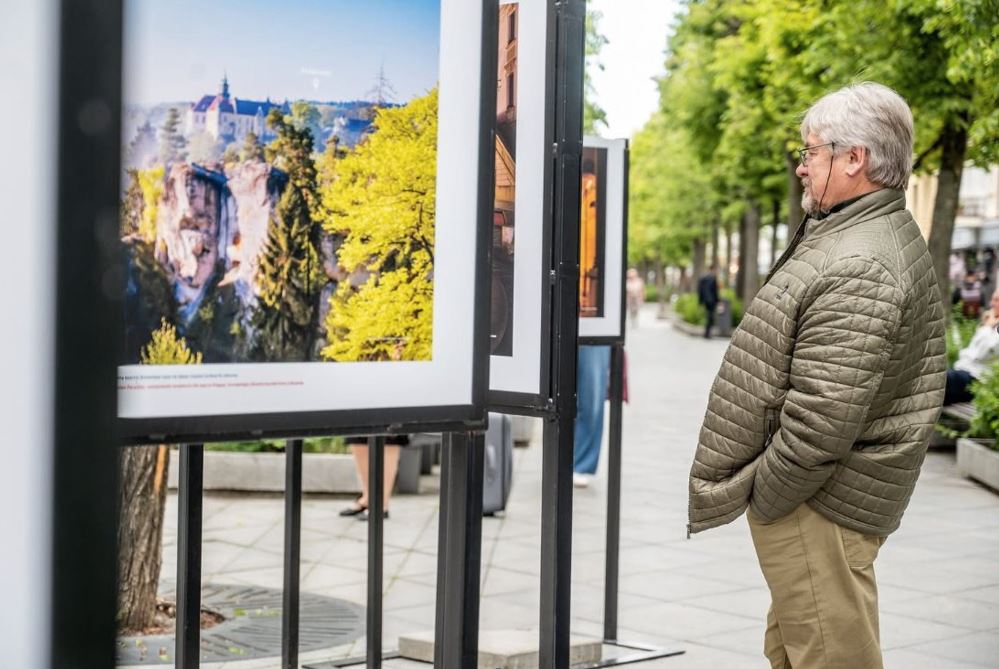 Česká fotografická expozice v Kaunasu láká návštěvníky