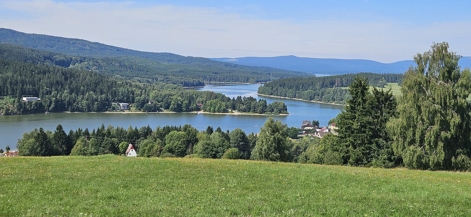 Češi plánují podzimní dovolenou: vedou Jižní Čechy a Jižní Morava, roste obliba plateb kartou